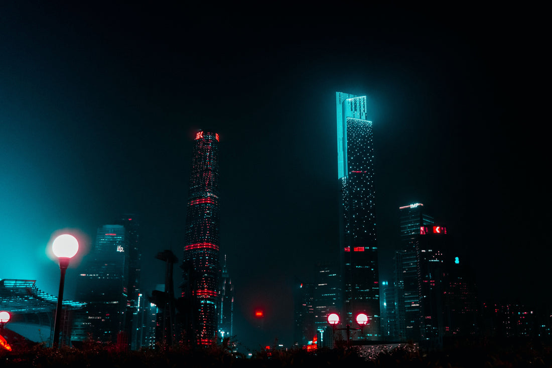 Cyber Stories #15: Dlaczego cyberpunk tak często pokazuje przyszłość jako brudną, przeładowaną i piękną jednocześnie?